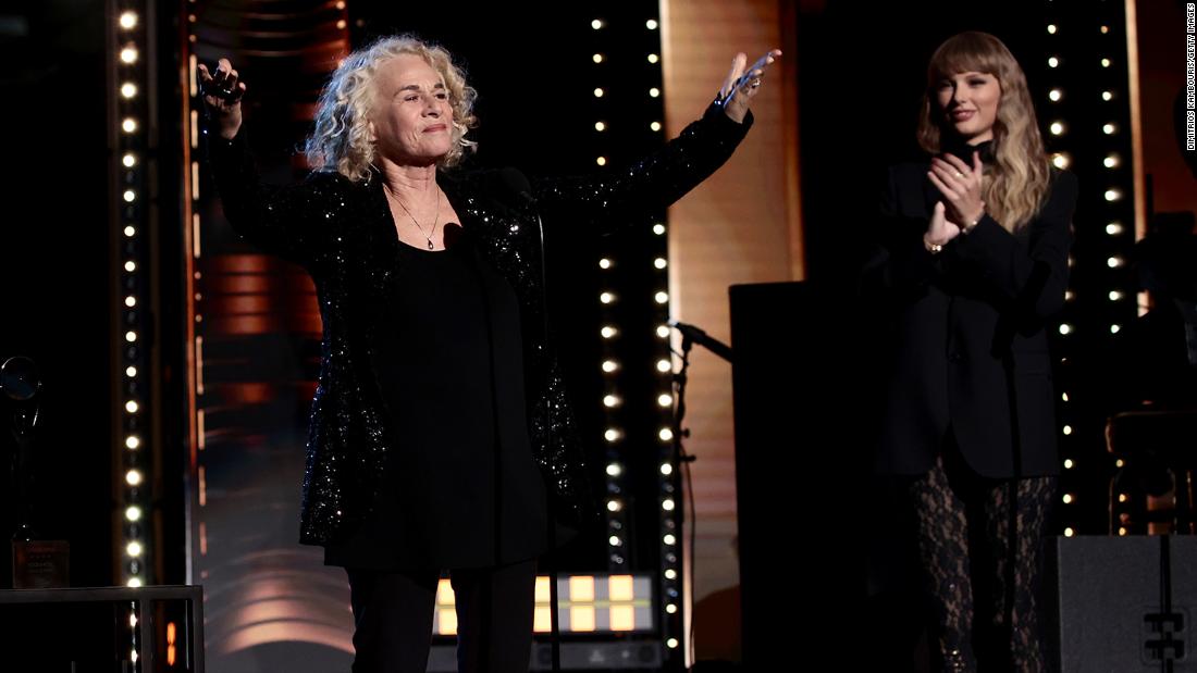 Taylor Swift pays tribute to Carole King as she serenades the Rock & Roll Hall of Fame audience – CNN