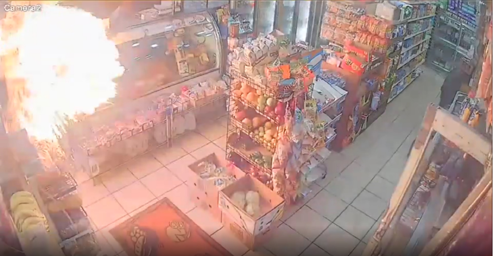 Captado en video: Hombre lanza una bomba molotov en una tienda de Brooklyn