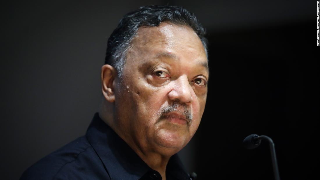 O pastor Jesse Jackson caiu na Howard University e foi internado no hospital