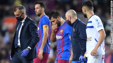 Sergio Agüero walks off the pitch during Barcelona&#39;s match against Alavés.