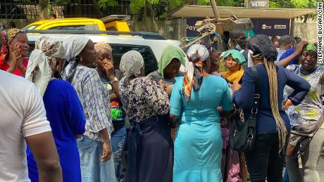 Visitantes aguardam notícias de sobreviventes do desabamento de um prédio de 2 de novembro em Lagos, Nigéria.