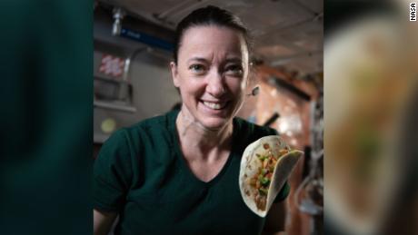 La astronauta de la NASA Megan MacArthur muestra los deliciosos resultados de su nueva receta de tacos espaciales.