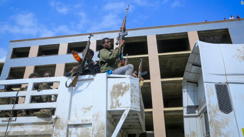 Las fuerzas de Tigrayan desfilan soldados del gobierno etíope capturados y miembros de la milicia aliada en camiones descalzados, mientras son llevados a un centro de detención en Mekele el 22 de octubre.