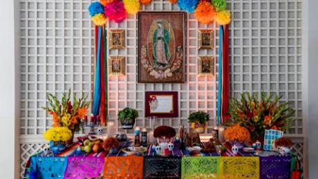 La Casa Blanca coloca la primera ofrenda de Día de Muertos en su historia,  pero olvida lo más importante - CNN Video