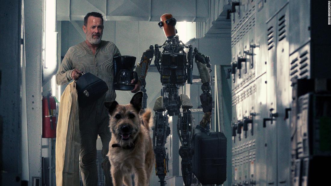 Ulasan ‘Finch’: Tom Hanks sendirian lagi dengan hanya seekor anjing dan robot untuk ditemani di film Apple TV+ baru