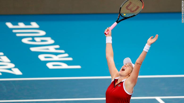 Anastasia Pavlyuchenkova เอาชนะ Alize Cornet ของฝรั่งเศสระหว่าง Billie Jean King Cup
