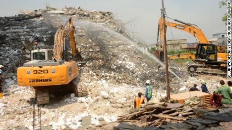 Des secouristes sur les décombres d'un immeuble effondré dans le district d'Ikoyi à Lagos, au Nigeria, le 2 novembre 2021. 