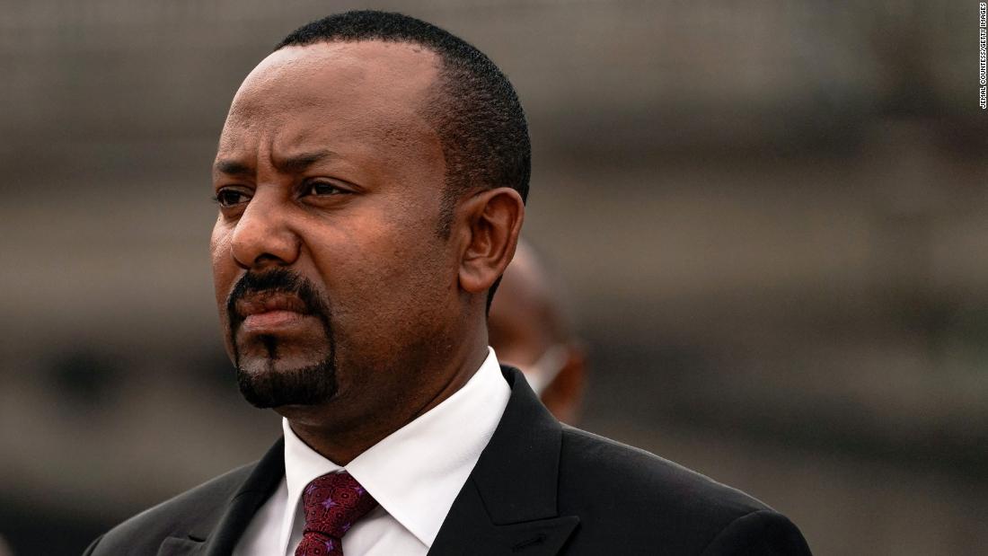 Pemimpin Ethiopia menuju garis depan perang saat Olympian bergabung dengan militer