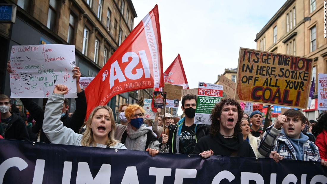 Juru kampanye muda mendapat sorotan di COP26 saat Greta Thunberg memimpin protes di luar konferensi iklim