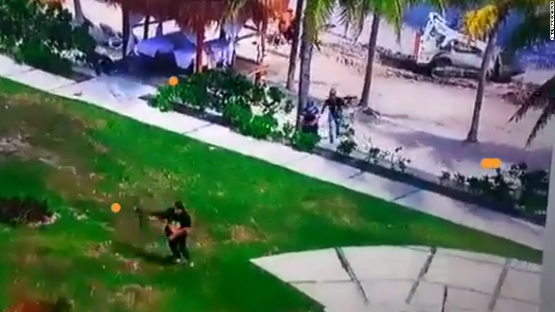 Video muestra el momento aterrador de la balacera con armas largas contra  dos personas en playa cerca de Cancún - CNN Video