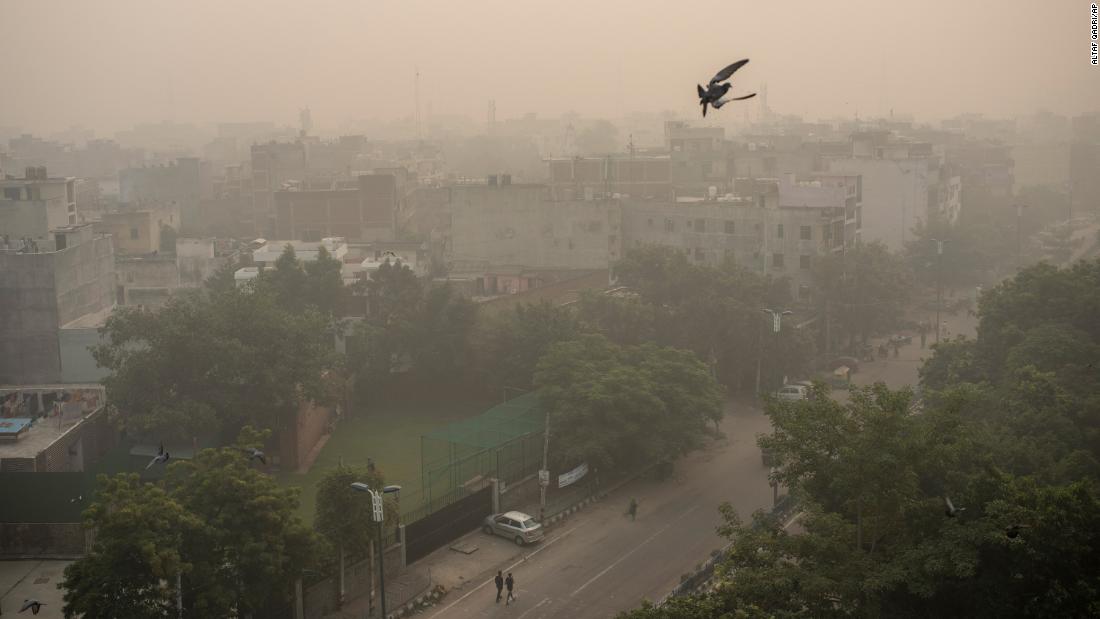 Mức độ ô nhiễm tăng vọt ở Delhi sau khi cư dân bất chấp lệnh cấm đốt pháo hoa vào lễ Diwali