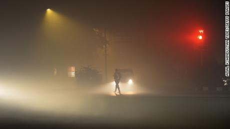 In de nacht van Diwali op 4 november in New Delhi, India, gaan voertuigen onder slecht zicht door dichte mist.