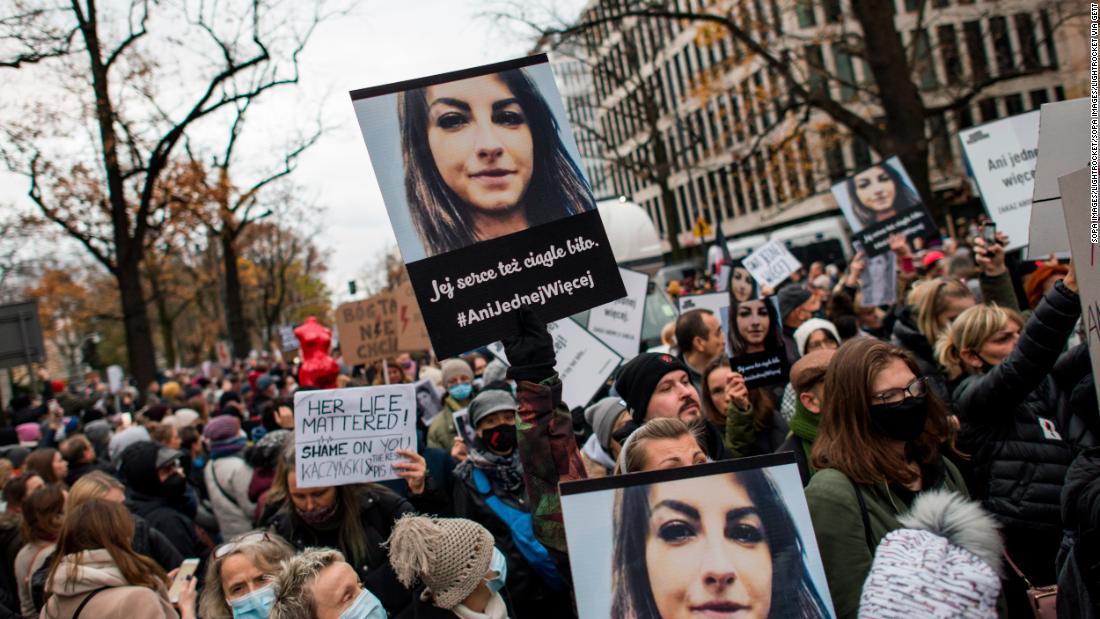 Cái chết của người phụ nữ mang thai làm dấy lên tranh cãi về lệnh cấm phá thai của Ba Lan