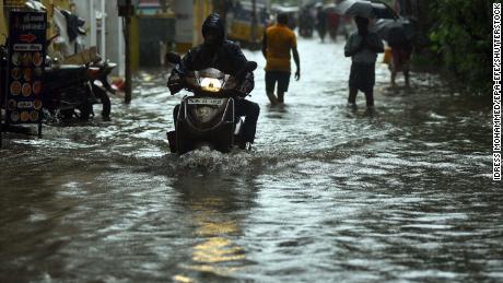 Čennai apstājas, jo pilsētu pārpludina spēcīgas lietusgāzes