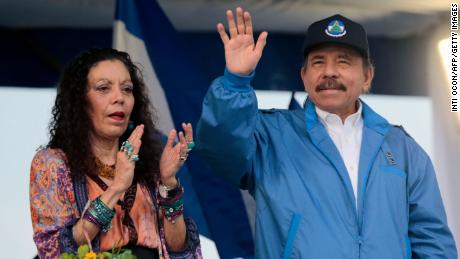 Exilados da Nicarágua culpam o regime de Ortega pelos ataques e ameaças, enquanto o homem forte garante o quinto mandato