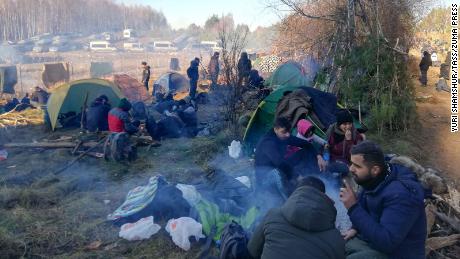 Las temperaturas cayeron por debajo de cero durante la noche del martes cuando los inmigrantes acamparon en la frontera de Bielorrusia con Polonia. 