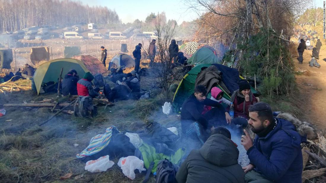 UE menuduh Belarus bertindak seperti ‘rezim gangster’ saat ribuan migran membekukan kamp di perbatasan Polandia