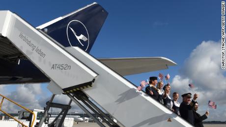 Bestuursleden van Lufthansa vieren de heropening van de Amerikaanse grenzen met Europese reizigers voorafgaand aan een vlucht van München, Duitsland naar Miami.