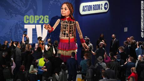 Little Amal, de gigantische pop die een Syrische vluchtelingevrouw voorstelt tijdens een COP26-sessie op dinsdag.