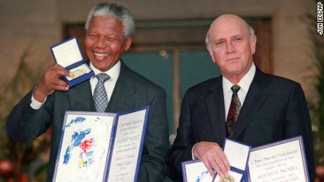 De Klerk et Mandela ont partagé le prix Nobel de la paix en 1993.