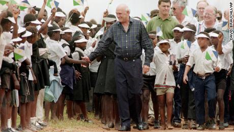 डे क्लर्क 1994 में एक स्कूल में एक अभियान रैली में, जिस वर्ष वे दक्षिण अफ्रीका का पहला बहुजातीय चुनाव हार गए।