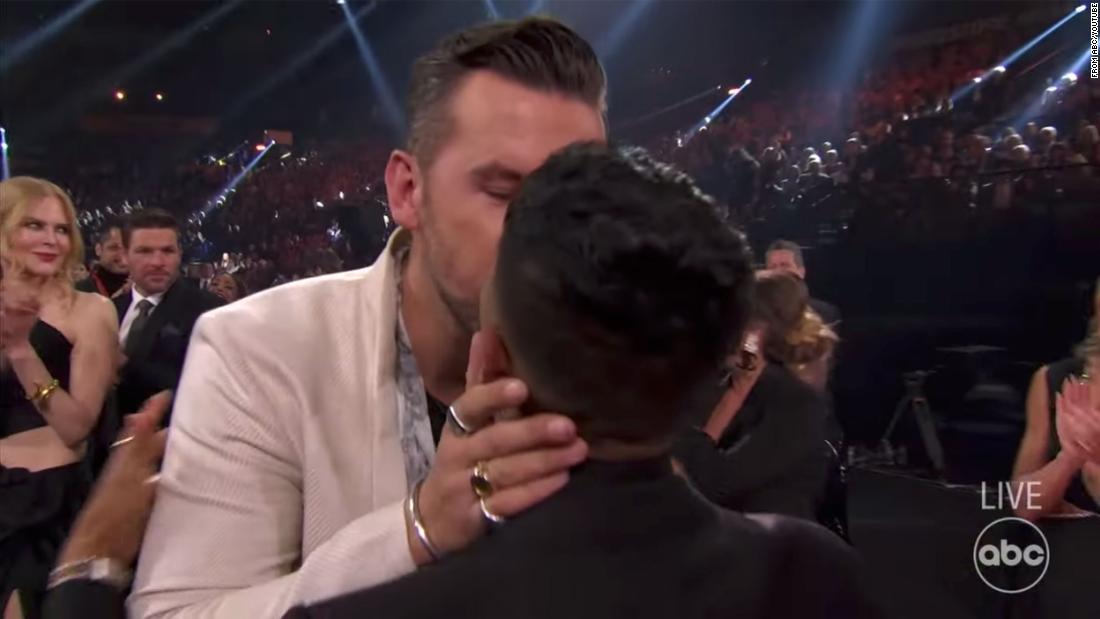 Country music award winner kisses his boyfriend in celebration: 