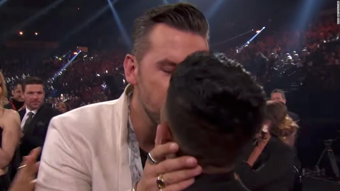 TJ Osborne merayakan CMA Awards memenangkan pacar berciuman: ‘Cinta menang malam ini’