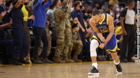 Curry celebrates during the Warriors&#39; win over the Timberwolves.