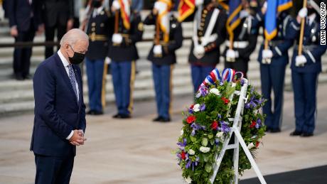 « Vous êtes la colonne vertébrale de l'Amérique » : Biden rend hommage à ceux qui ont servi lors de la Journée des anciens combattants à Arlington