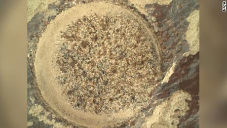 Esta é a aparência da rocha marciana depois que o rover usou sua ferramenta de raspagem para detectar minerais em potencial na rocha.