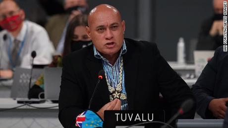 Seve Paeniu, l'émissaire pour le climat de Tuvalu, intervient lors de la séance de samedi pour donner son avis sur un projet d'accord. 