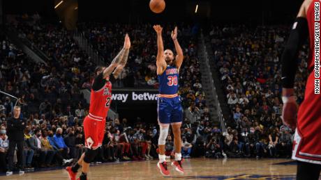 Curry shoots the ball during the game against the Chicago Bulls.