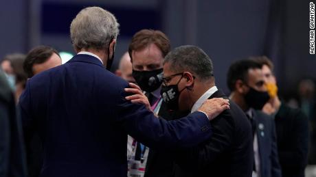 El embajador climático de Estados Unidos, John Kerry, a la izquierda, habla con el líder de la COP26, Alok Sharma, en la Cumbre del Clima el sábado.