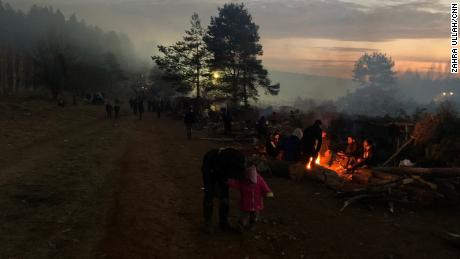 Gdy ludzie starają się ogrzać, dymiące pożary wypełniają lasy wzdłuż granicy białorusko-polskiej.