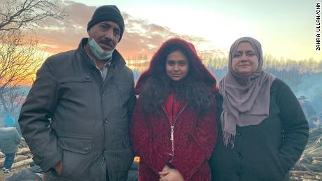 Los padres Ahmed y Alaa viajaron desde el Kurdistán iraquí con su hija de 15 años Rida (centro) en busca de una vida mejor en Europa.