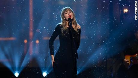 Swift sings her 10 minute song "all to well"  Feather "SNL"  on Saturday. 