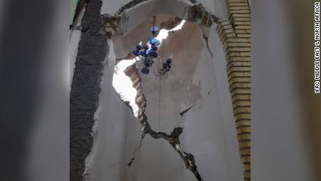 आपातकालीन दल ईरान में आए 6.3 मीटर के भूकंप और इसके कारण हुए झटकों के प्रभावों का आकलन करते हैं।