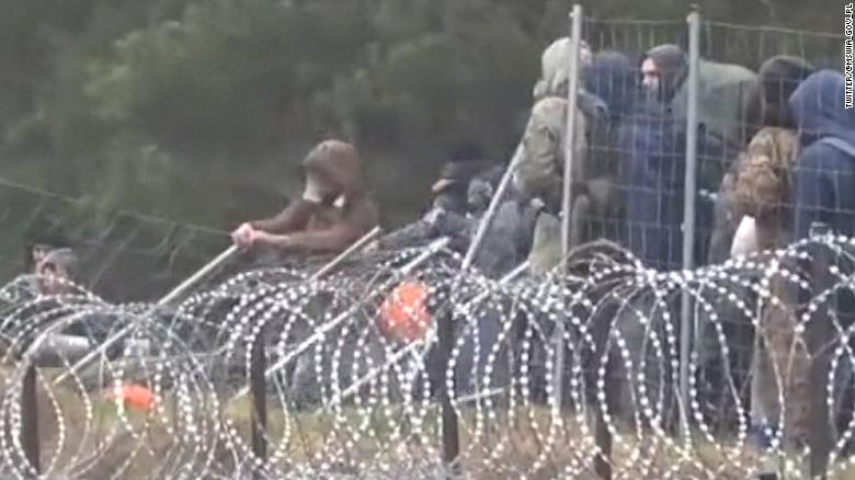 Migrants attempt to tear down barbed wire Belarus-Poland border