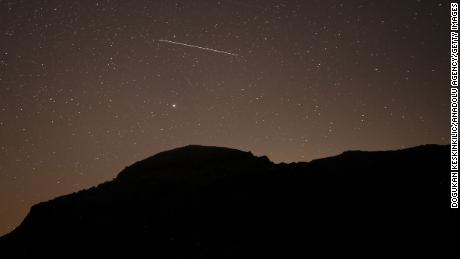 Ein Leonid-Meteor streift am 17. November 2020 über den Himmel über dem Bezirk Gudol in Ankara, Türkei.