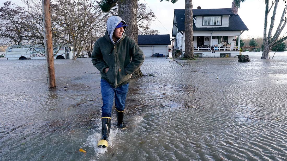 Flooding in Washington state displaces hundreds and closes section of I-5