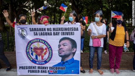 Supporters of Philippine senator Manny Pacquiao greet him as he arrives to submit his presidential candidacy on October 1, 2021.