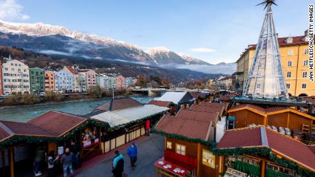 Um mercado de Natal em Innsbruck, Áustria, na segunda-feira, durante o primeiro dia de um bloqueio nacional para pessoas não vacinadas.