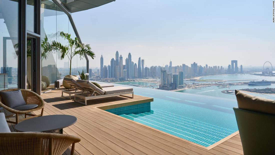 Kolam renang tanpa batas tertinggi di dunia dibuka di Dubai