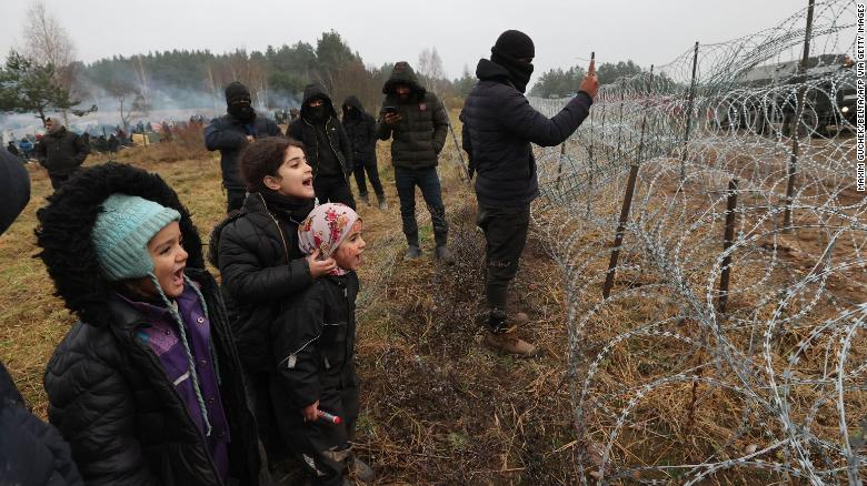 周三，包括儿童在内的移民在 Bruzgi-Kuznica 过境点隔着铁丝网大喊大叫。