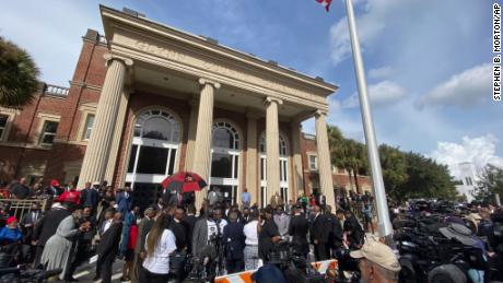 Des centaines de pasteurs se rassemblent devant le palais de justice du comté de Glynn, le jeudi 18 novembre 2021, à Brunswick, en Géorgie.  