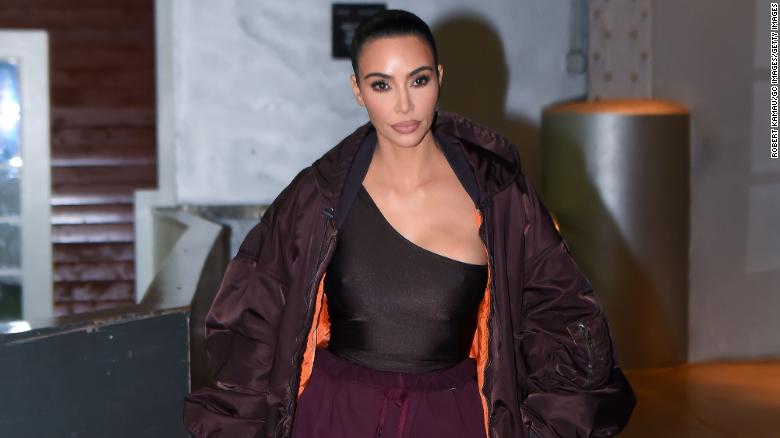 Kim Kardashian ออกไปเที่ยวในแมนฮัตตันเมื่อวันที่ 3 พฤศจิกายน 2021 ในนิวยอร์กซิตี้ 