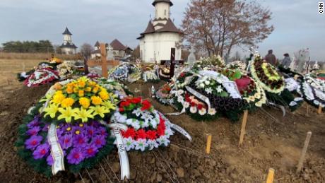 Auf dem größten Friedhof in Suseva im Nordosten Rumäniens, der die dritthöchste Covid-19-Sterblichkeitsrate des Landes hat, wurden neue Gräber ausgehoben.