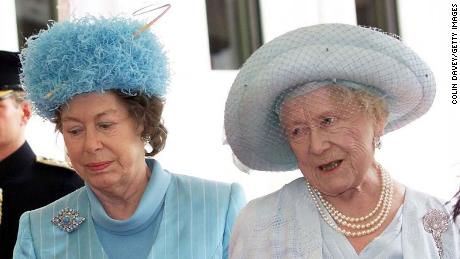 ملکه مادر (R) به همراه پرنسس مارگارت برای صرف ناهار برای جشن صدمین سالگرد تولد او در 27 ژوئن 2000 به گیلدهال لندن می‌آید. 