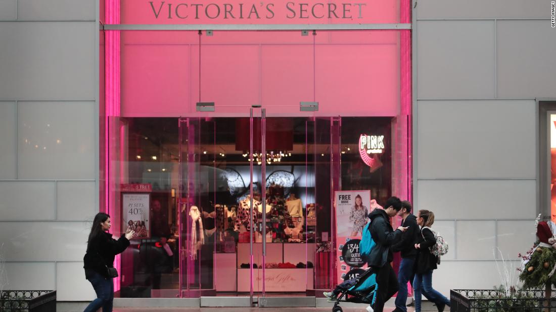 Casi 50% de los productos navideños de Victoria's Secret está atorado ...
