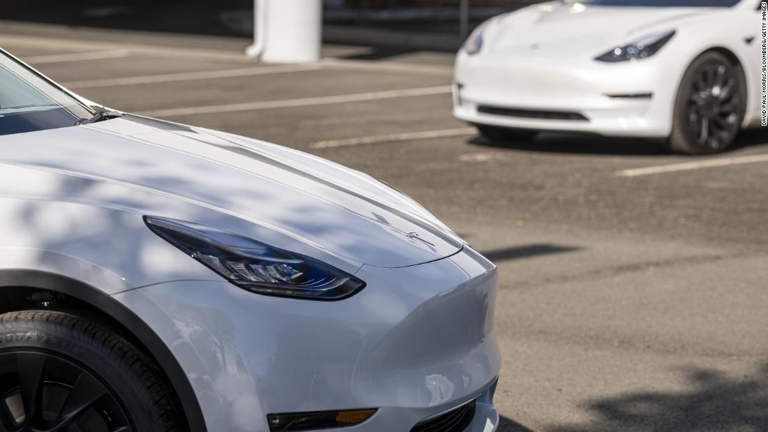Phone glitch leaves some Tesla drivers locked out